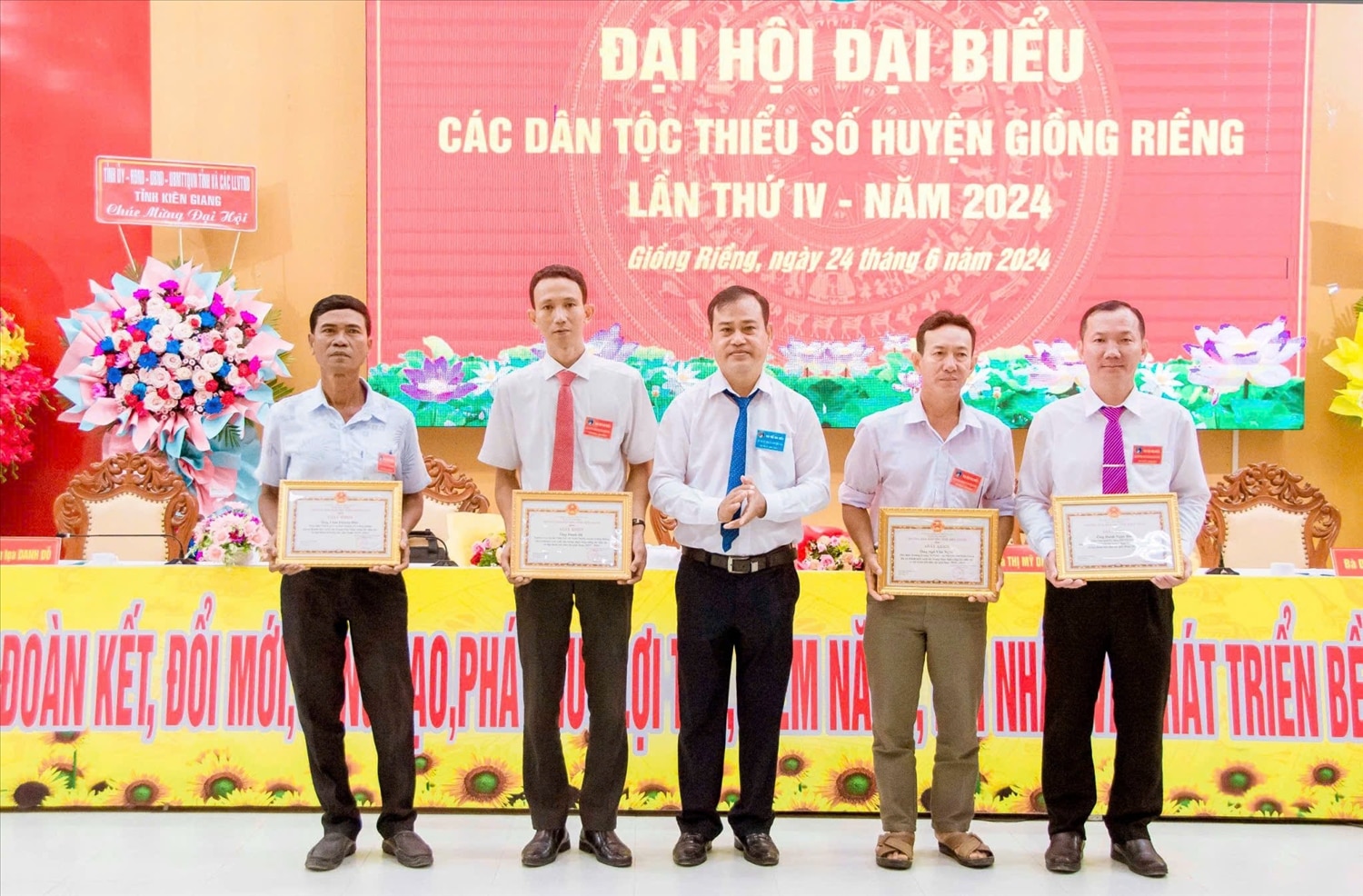 Ông Danh Phúc - Trưởng Ban Dân tộc tỉnh Kiên Giang tặng Giấy khen của Ban Dân tộc tỉnh cho các cá nhân có thành tích xuất sắc tại Đại hội Đại biểu các DTTS huyện Giồng Riềng lần thứ IV năm 2024