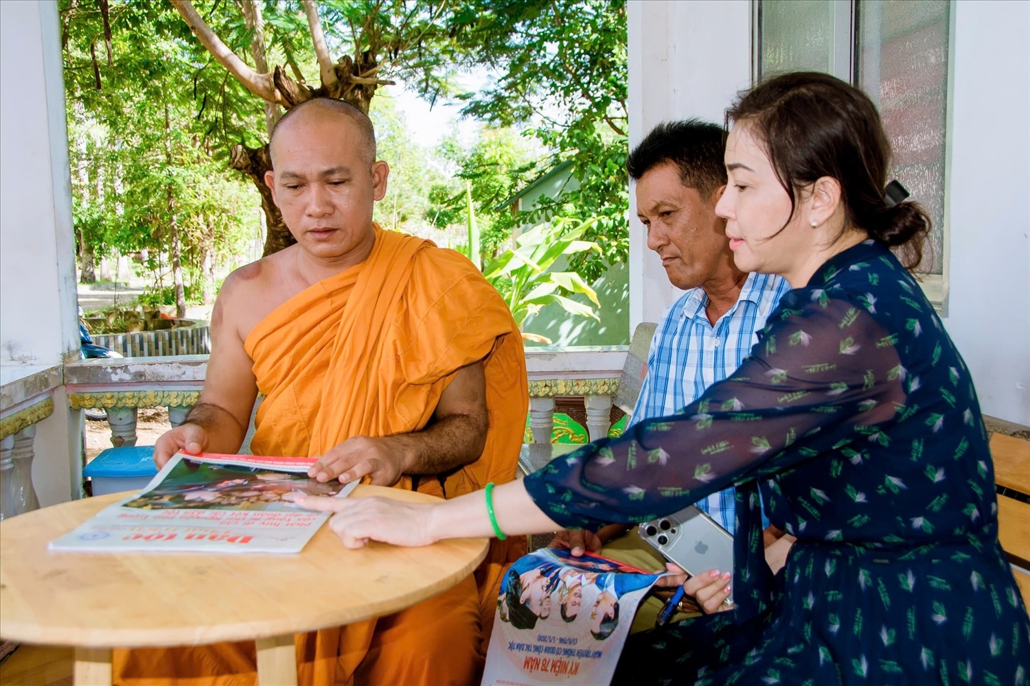 Các Sư, Người có uy tín trong đồng bào DTTS đã cẩn thận lưu trữ báo Dân tộc và Phát triển được cấp không thu tiền 