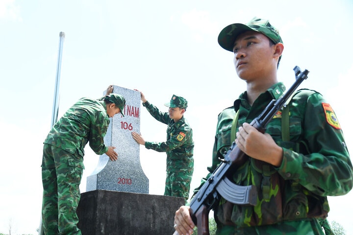 Chiến sĩ biên phòng Tây Ninh tuần tra bảo vệ hệ thống đường biên giới.