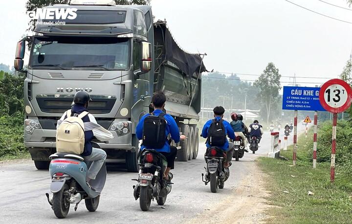 Quốc lộ 48E đoạn qua huyện Nghi Lộc còn khá nhỏ hẹp, giờ tan trường học sinh đi về rất đông, tiềm ẩn nguy cơ mất an toàn giao thông