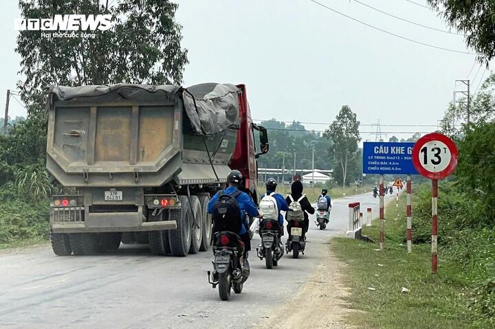 Phía trước các đầu xe này đều dán tên "Bình Minh", "Oanh Hồng", "LS"....