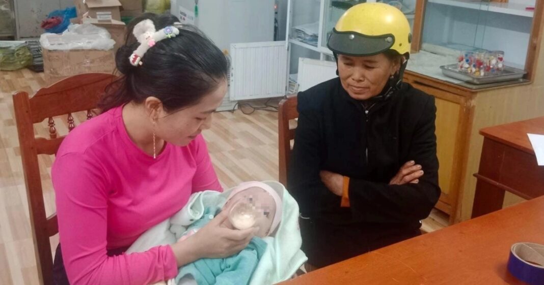 Bé gái 4 tháng tuổi bị bỏ trước nhà dân trong đêm