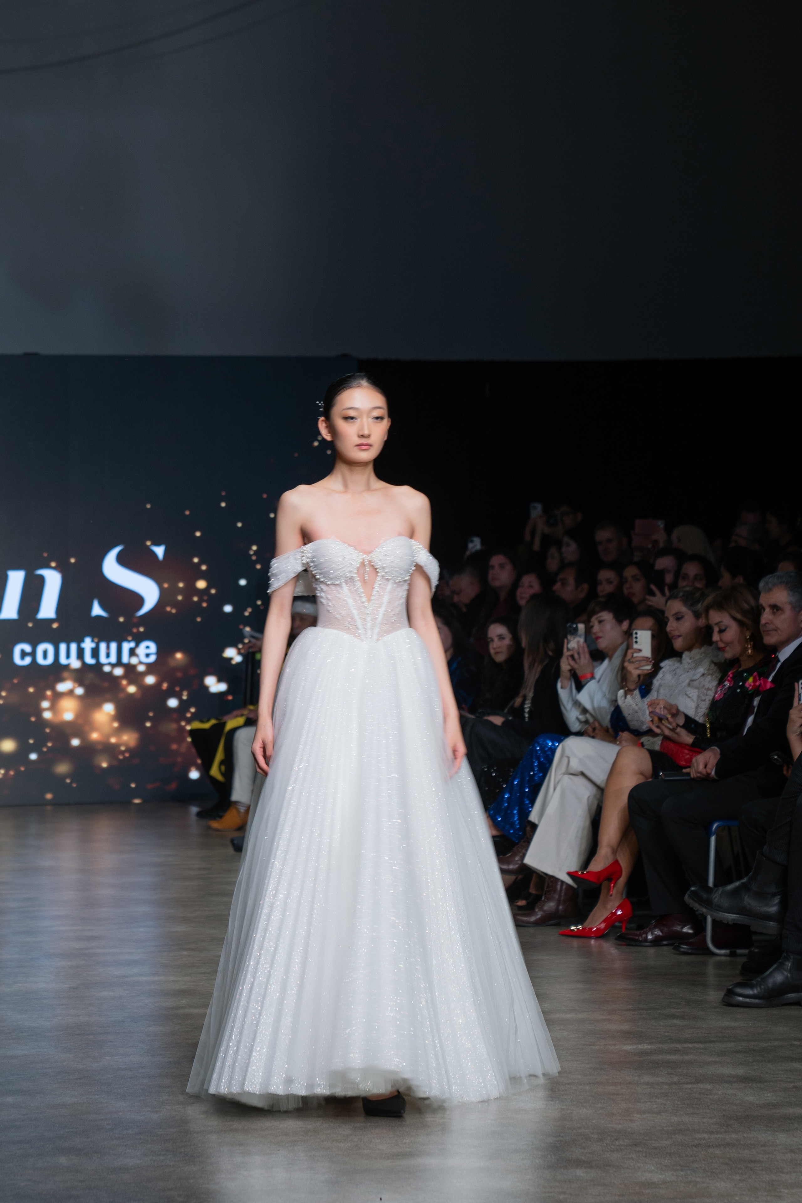 Váy cưới đính ngọc trai của NTK Trần Phương Hoa xuất hiện tại Vancouver Fashion Week- Ảnh 3.