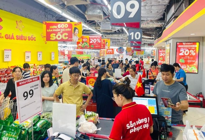 Khách hàng mua sắm tại WinMart Royal City sáng ngày 7-9