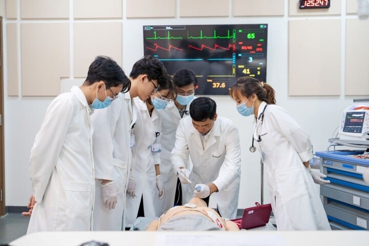 BSNT Thành (thứ 4, từ trái sang) tham gia khóa học Hồi sinh tim phổi nâng cao (ACLS) được cấp chứng nhận bởi Hội Tim mạch Hoa Kỳ (AHA).