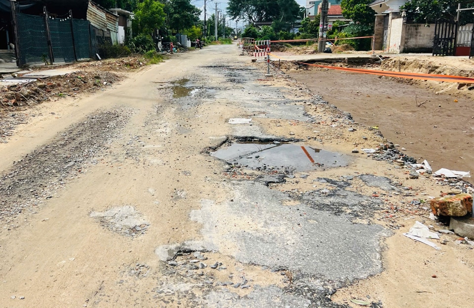 Trước đó, báo Kinh tế & Đô thị đã nhiều lần phản ánh về tình trạng chậm tiến độ của dự án. Mãi đến cuối năm 2023, Công ty CP Đầu tư Phát triển xây dựng - Hội An (DIC - Hội An) mới chính thức khởi công. Theo Ban Quản lý dự án và Đầu tư xây dựng TP Hội An (chủ đầu tư), dự án bị kéo dài do công tác đền bù, GMPB chậm.