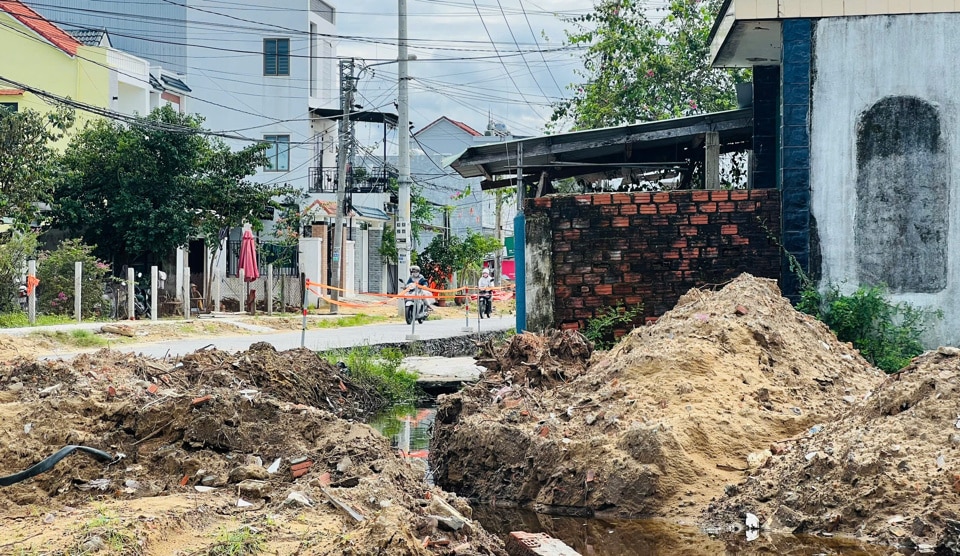 Dự án chưa thể triển khai đồng bộ nên nhiều đoạn, mặt đường Nguyễn Chí Thanh tiếp tục bị hư hỏng, xuống cấp. Một số đoạn vẫn đang ngổn ngang, tiềm ẩn nguy cơ gây tai nạn giao thông.