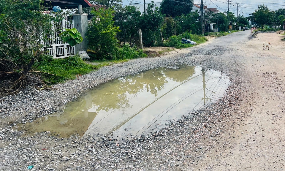 Hệ thống cống thoát nước thi công đứt đoạn trước nhà dân. Để đảm bảo an toàn, nhà thầu phải sử dụng các biện pháp che chắn nhưng tương đối tạm bợ, sơ sài. Vừa thi công vừa khai thác vận hành nên tuyến đường thời gian qua tiếp tục xuất hiện thêm những “ổ gà, ổ voi”, thậm chí xuất hiện tình trạng nước đọng không thể lưu thông xe.