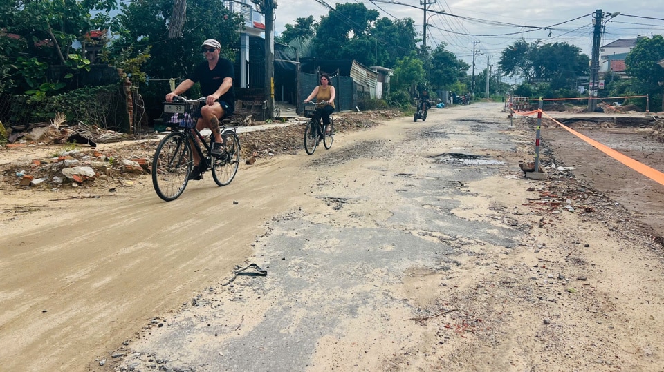 Là một trong những hộ chưa được đền bù và GPMB, ông Phùng Mai cho biết trời mưa thì nước ngập, nắng bụi mù mịt. Thời gian qua việc triển khai thi công dự án tương đối chậm, số lượng nhân công không nhiều. Gần đây có chuyển biến tích cực hơn nhưng nhìn chung dự án chưa đáp ứng được nguyện vọng của người dân.