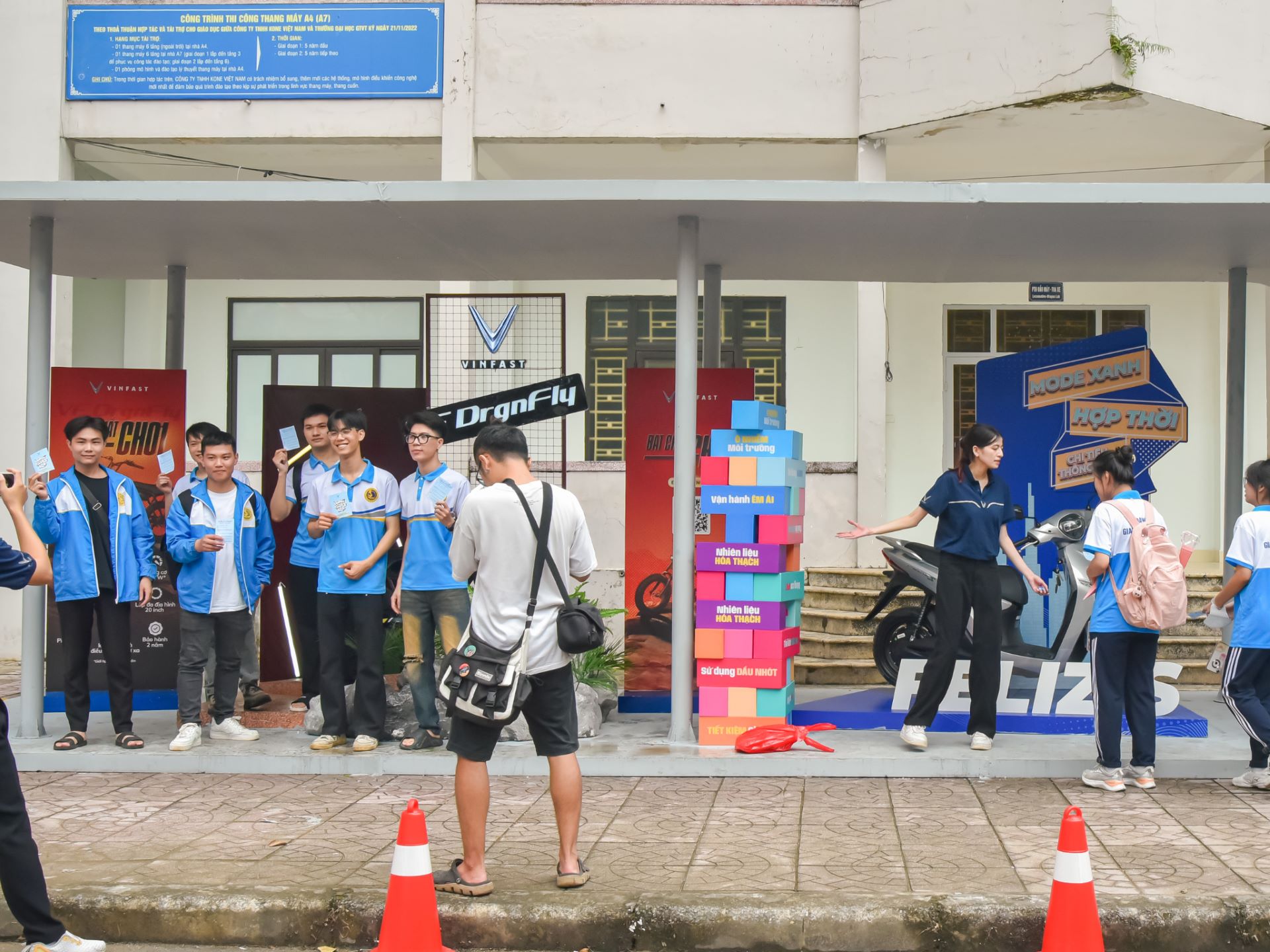 Lần đầu lái thử xe máy điện VinFast, nhiều bạn trẻ hào hứng: “Lái thích quá nên chốt luôn”- Ảnh 9.