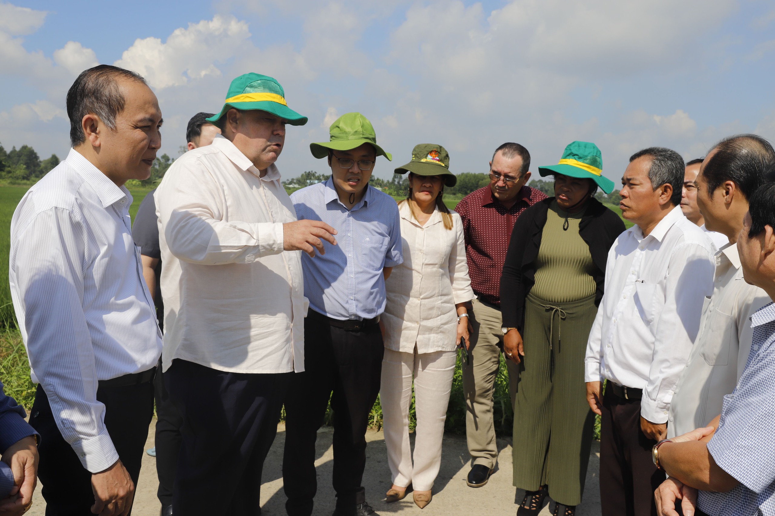 Lãnh đạo Hội Tiểu Nông Cuba ra tận cánh đồng bắt tay nông dân Việt Nam và bày tỏ thán phục- Ảnh 6.