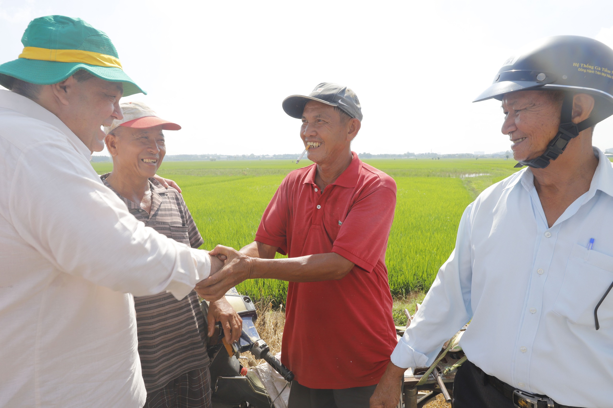 Lãnh đạo Hội Tiểu Nông Cuba ra tận cánh đồng bắt tay nông dân Việt Nam và bày tỏ thán phục- Ảnh 9.