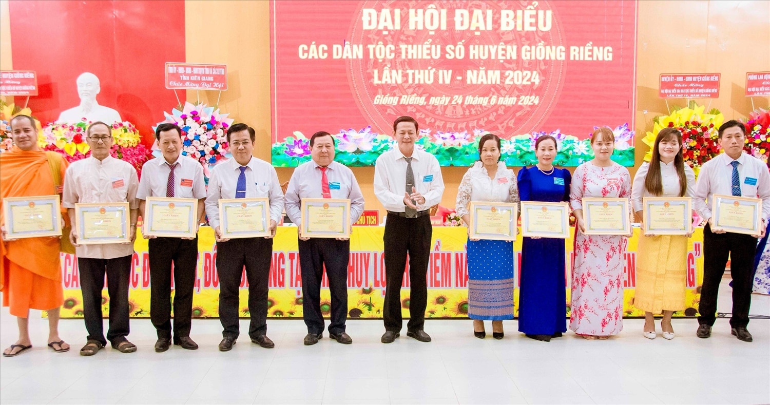 Qua các phong trào thi đua, tại Đại hội các DTTS huyện Giồng Riềng đã có nhiều tập thể và cá nhân được khen thưởng 