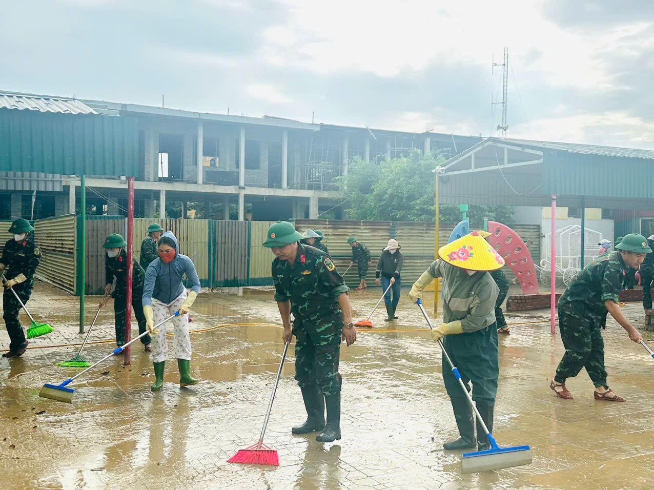 Thầy cô vùng lũ: Ở nhà đang ngổn ngang, nhưng trường phải sạch để đón học sinh- Ảnh 9.