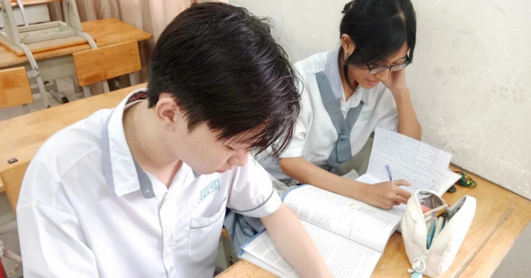 Đề văn "lối sống phông bạt": Bài học về khoe quá đà, có thể bị bạo lực mạng