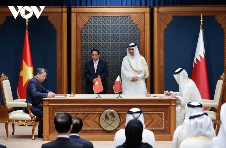 Thủ tướng Phạm Minh Chính và Thủ tướng kiêm Bộ trưởng Ngoại giao Qatar Sheikh Mohamed bin Abdurahman Al Thani cùng chứng kiến lễ ký kết các văn kiện hợp tác giữa các bộ, ngành, cơ quan hai nước.