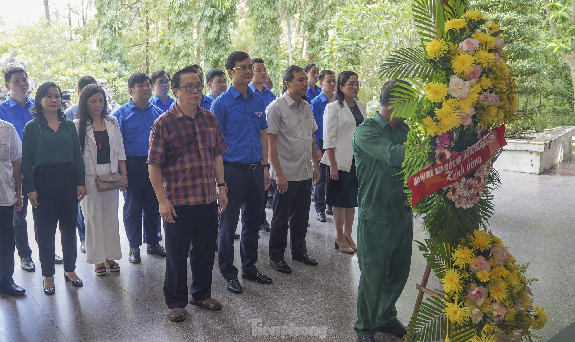 Anh Bùi Quang Huy dâng hương tại 'địa chỉ đỏ' ở Hà Tĩnh và thăm thân nhân anh Lý Tự Trọng ảnh 1