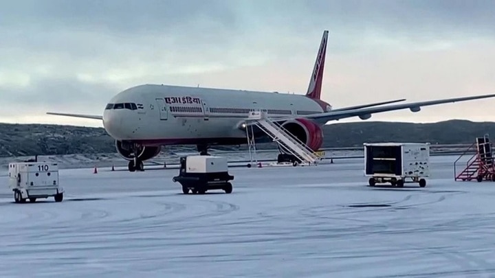 Một máy bay của Air India nằm trên đường băng ở Iqaluit, Canada ngày 15/10, sau khi hạ cánh khẩn cấp do bị đe dọa đánh bom. (Ảnh: Reuters)