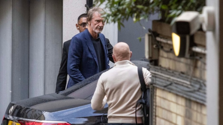 Chủ tịch Jim Ratcliffe bên ngoài trụ sở INEOS (London) - nơi diễn ra buổi họp giữa ban điều hành Man Utd tối 8/10.