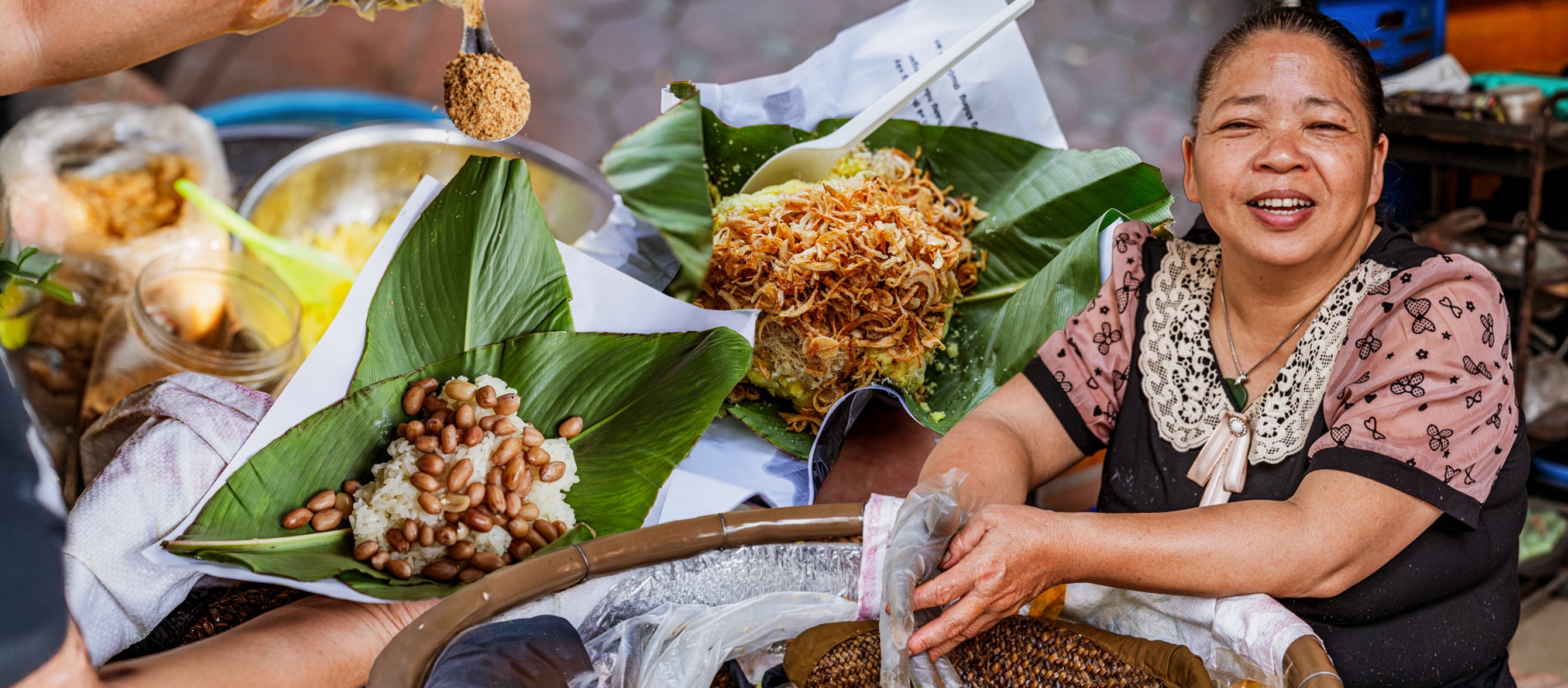 Ghé sạp xôi vào buổi sáng mùa thu Hà Nội giữa phố xá nhộn nhịp, nghe tâm sự thực hư chuyện người dân Phú Thượng bán xôi mua nhà lầu xe hơi? - Ảnh 1.