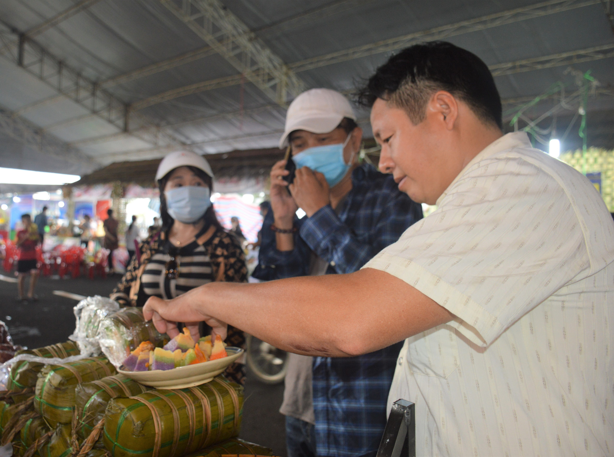 Bánh dân gian Nam bộ hấp dẫn, bán đắt như tôm tươi - Ảnh 1.