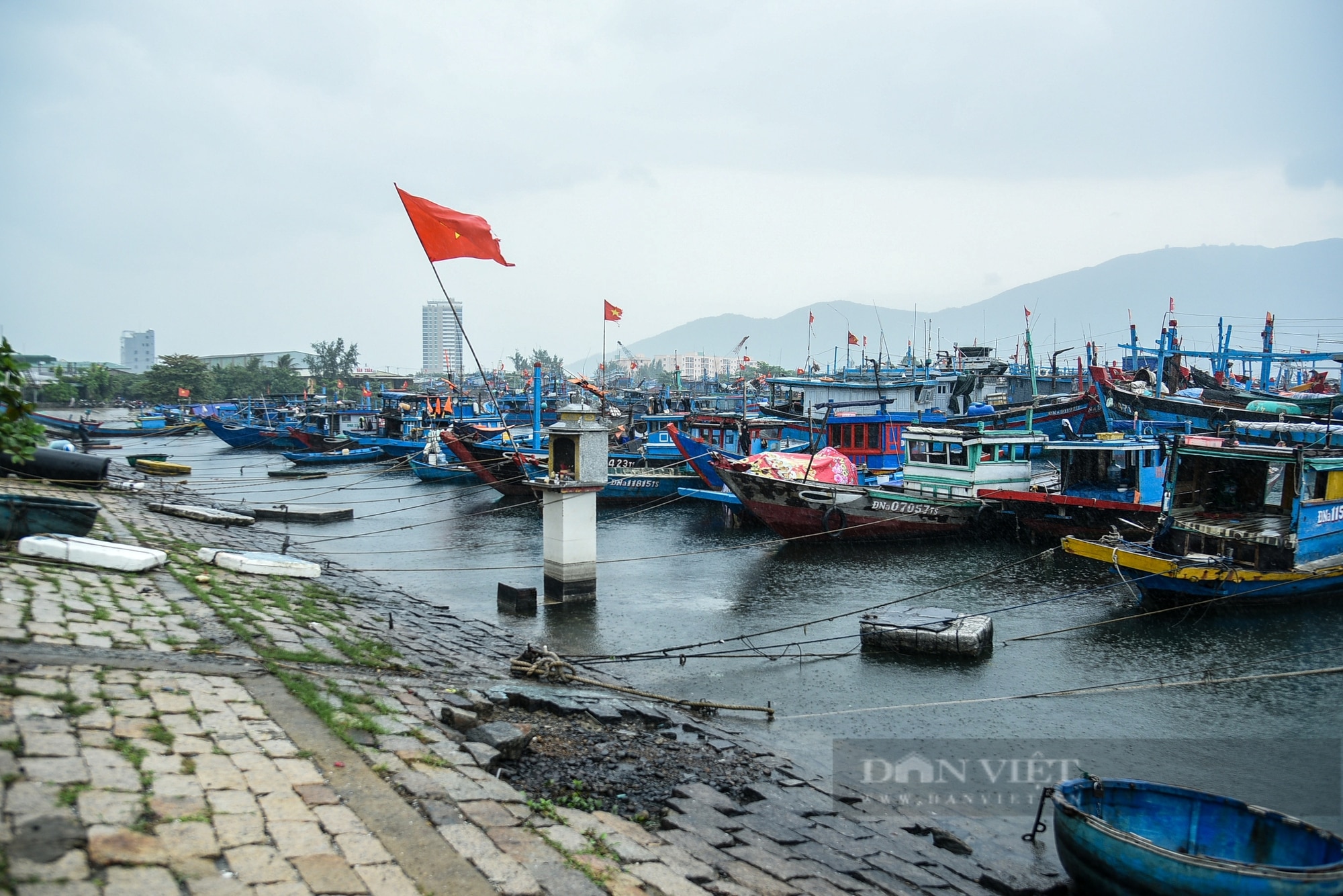 Bão Trà Mi áp sát, ngư dân Đà Nẵng hối hả vào bờ, neo đậu tàu thuyền tránh bão- Ảnh 1.