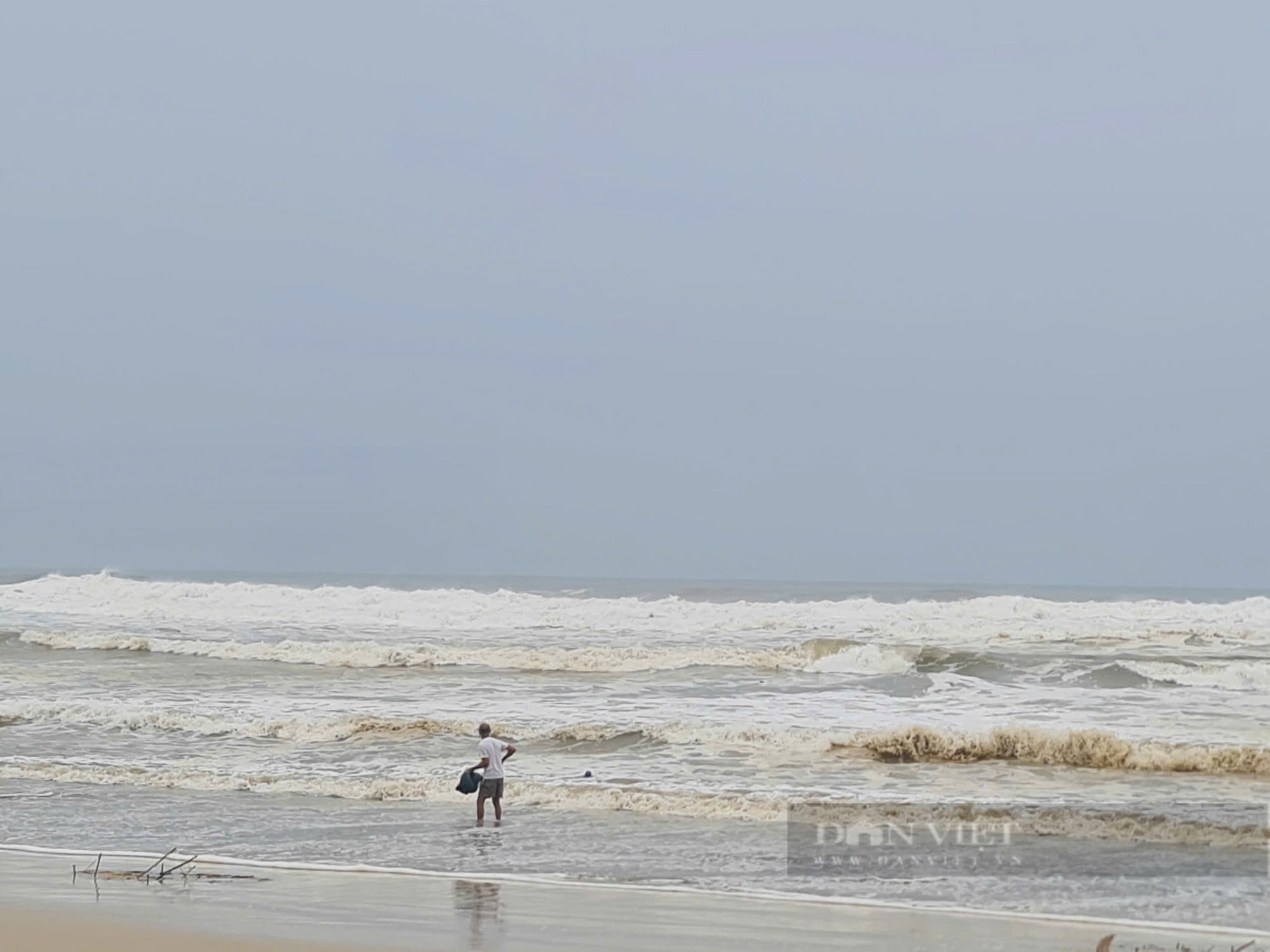 Bão số 6 - Trà Mi: Sóng biển cuồn cuộn ở Quảng Nam, dân “liều mình” ra biển giăng lưới bắt cá- Ảnh 1.