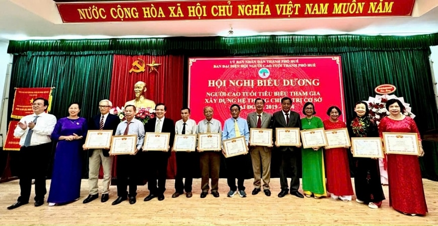 Trao Giấy khen cho NCT có thành tích trong xây dựng hệ thống chính trị cơ sở giai đoạn 2019-2024.    