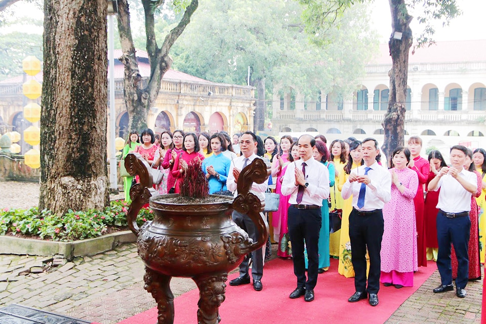 Trước đó, các đại biểu đã dâng hương và tham quan Khu di tích Trung tâm Hoàng Thành Thăng Long - Hà Nội.