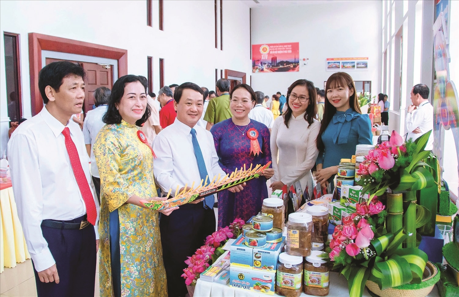 Bộ trưởng, Chủ nhiệm Ủy ban Dân tộc Hầu A Lềnh và các đại biểu dự Đại hội đại biểu các DTTS tỉnh Sóc Trăng lần thứ IV tham quan gian trưng bày của thị xã Ngã Năm (tháng 8/2024)