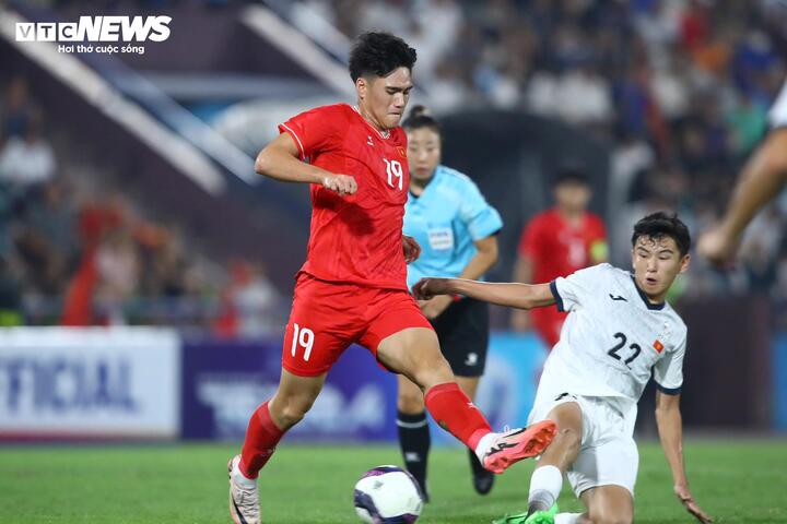 U17 Việt Nam gặp nhiều khó khăn trong hiệp 1.