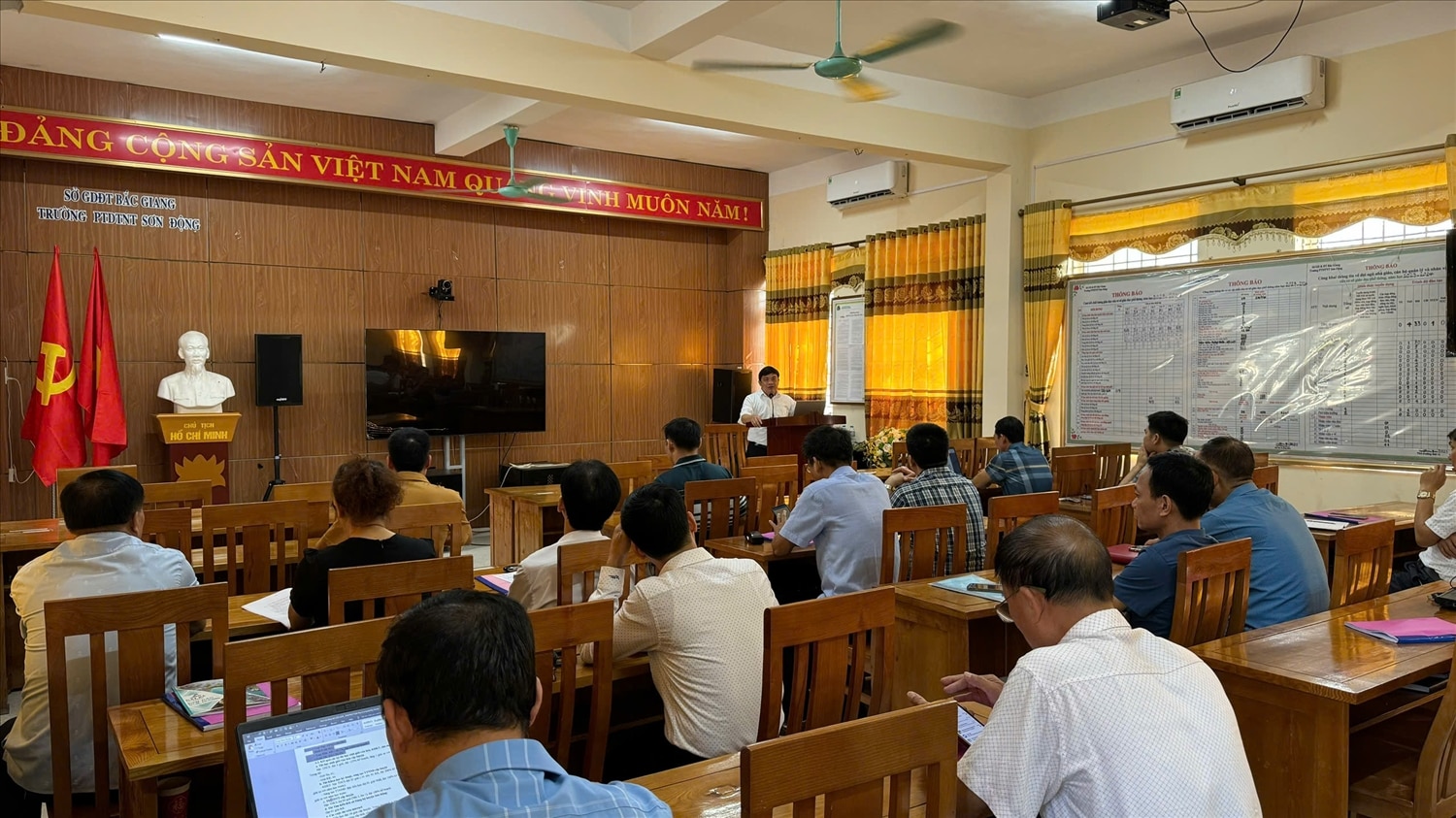 Ông Trương Văn Bảo - Phó Trưởng ban Dân tộc tỉnh Bắc Giang khai mạc lớp bồi dưỡng kiến thức dân tộc.