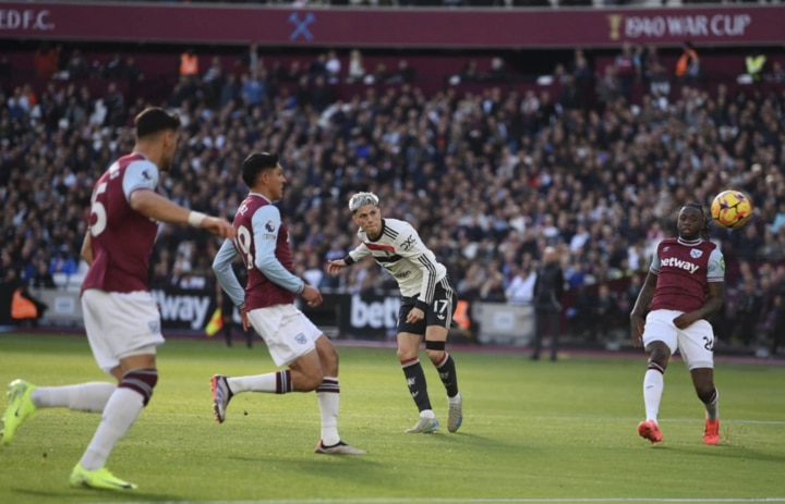 Man Utd bỏ lỡ nhiều cơ hội, nhận thất bại 1-2 trước West Ham.