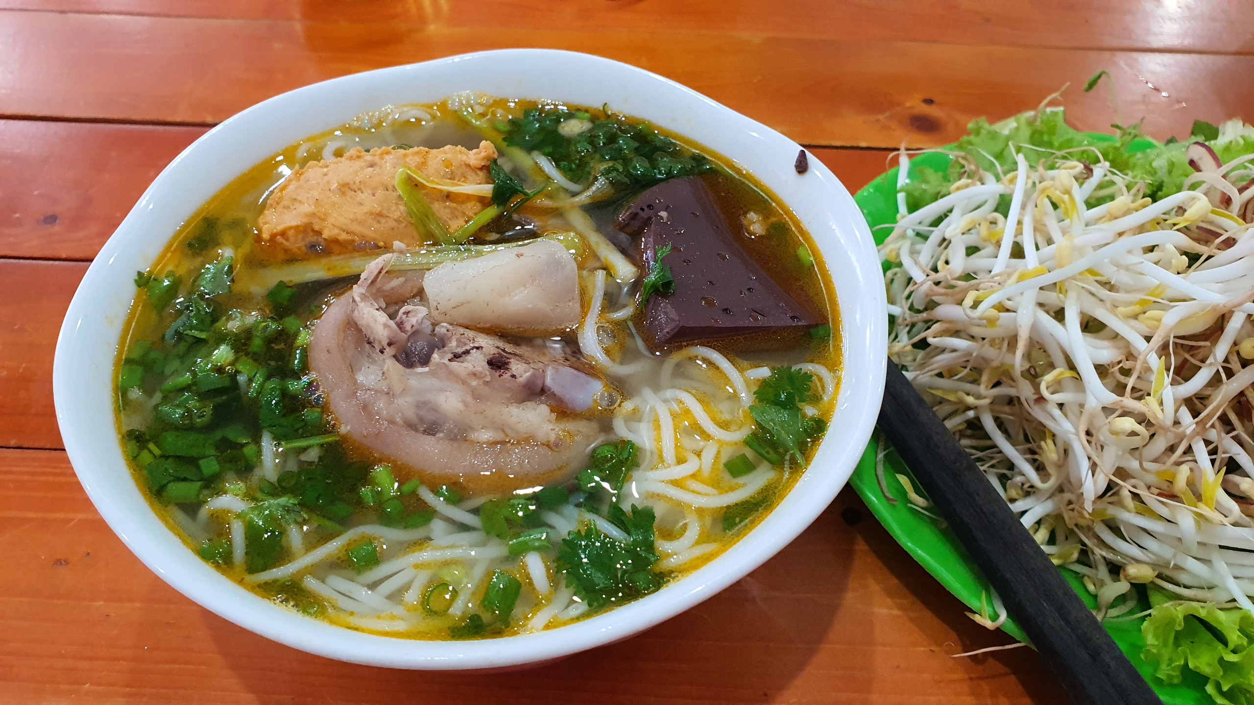 Bún bò Huế thập cẩm hấp dẫn gồm khoanh giò, chả cua và huyết