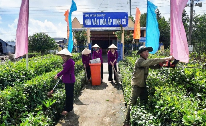 Hội Phụ nữ xã Tam Giang Tây, huyện Ngọc Hiển, Cà Mau tham gia chỉnh trang đường để chuẩn bị đón bằng công nhận nông thôn mới. (Ảnh: Trần Hiếu)