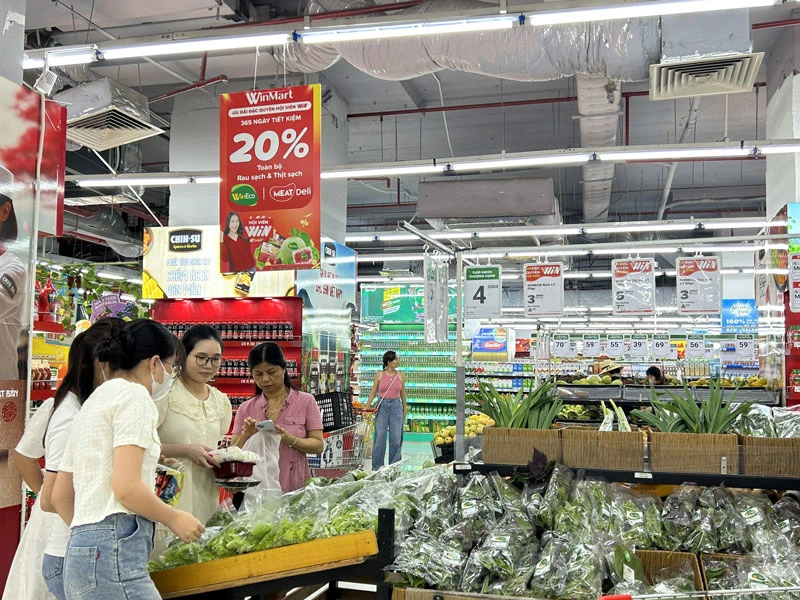 Người tiêu dùng mua sắm tại siêu thị WinMart