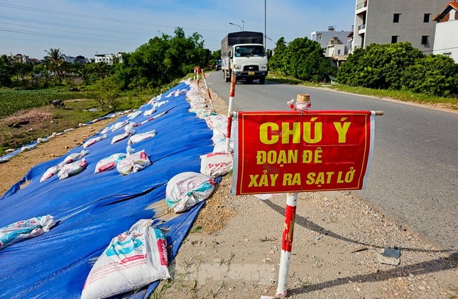 Cận cảnh tuyến đê Yên Nghĩa có 3 điểm sạt lở, hiện đang cấm phương tiện di chuyển ảnh 2