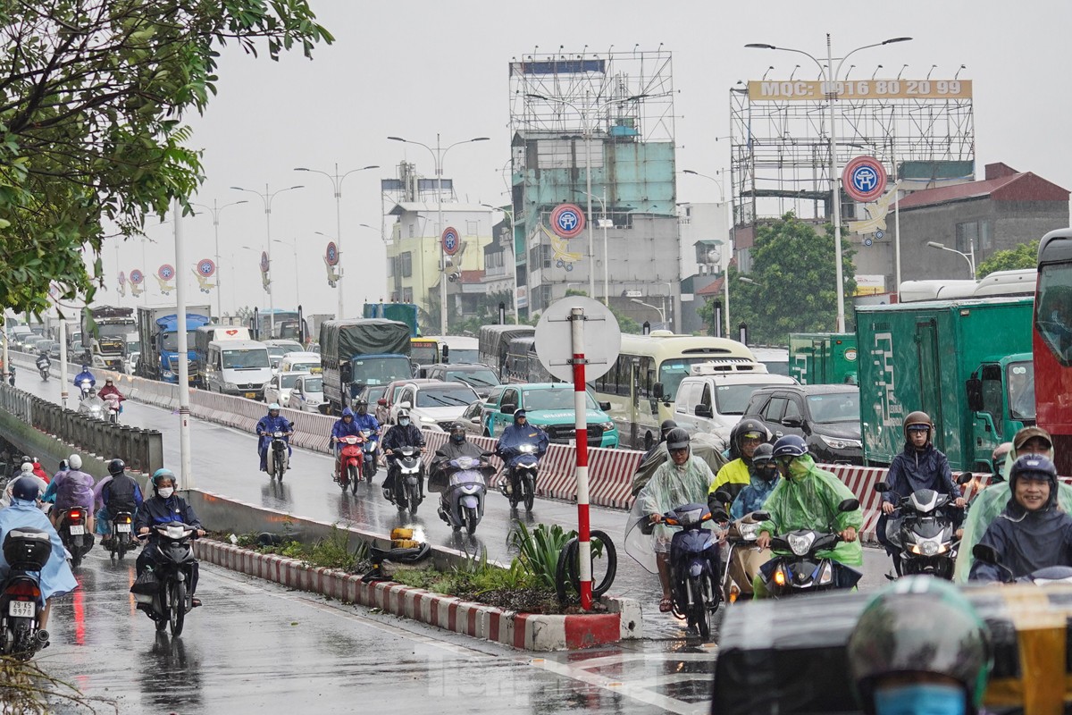 Hà Nội: Cầu Vĩnh Tuy ùn tắc nghiêm trọng trong nhiều giờ ảnh 2