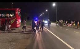 Disekat 19 subjek dalam perjalanan dengan bas dari Dong Nai ke Binh Thuan untuk menyelesaikan konflik.jpg