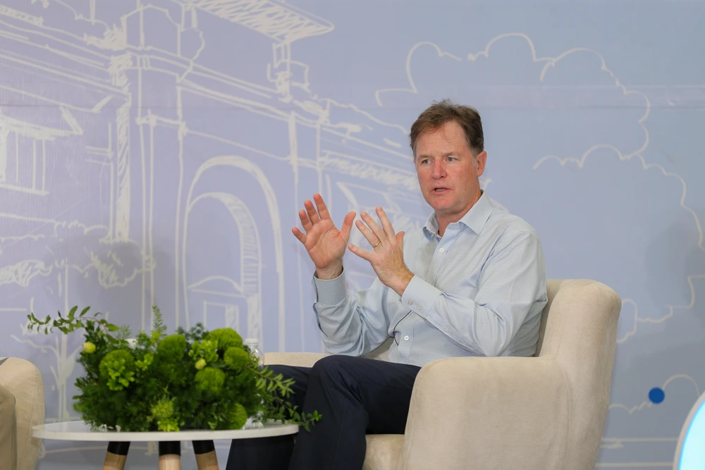 Chủ tịch phụ trách Đối ngoại Toàn cầu Tập đoàn Meta Nick Clegg giao lưu với sinh viên Đại học Quốc gia Hà Nội. (Ảnh: PV/Vietnam+)