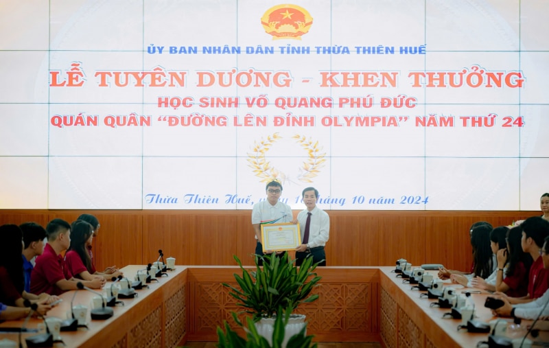 Thừa Thiên Huế tuyên dương, khen thưởng Quán quân Olympia -0