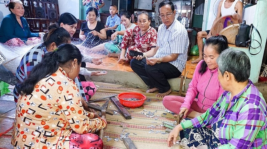 Từ lúc chuyển đổi nghề đan lưới, vá lưới, cuộc sống chị em phụ nữ ấp Gò Công, xã Nguyễn Việt Khái ổn định hơn.