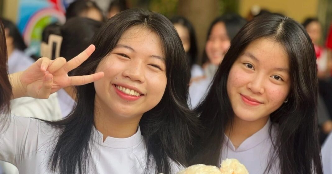 Cô giáo có 2 con thủ khoa: "Mẹ làm nghề giáo, con có điều kiện hơn bạn bè"