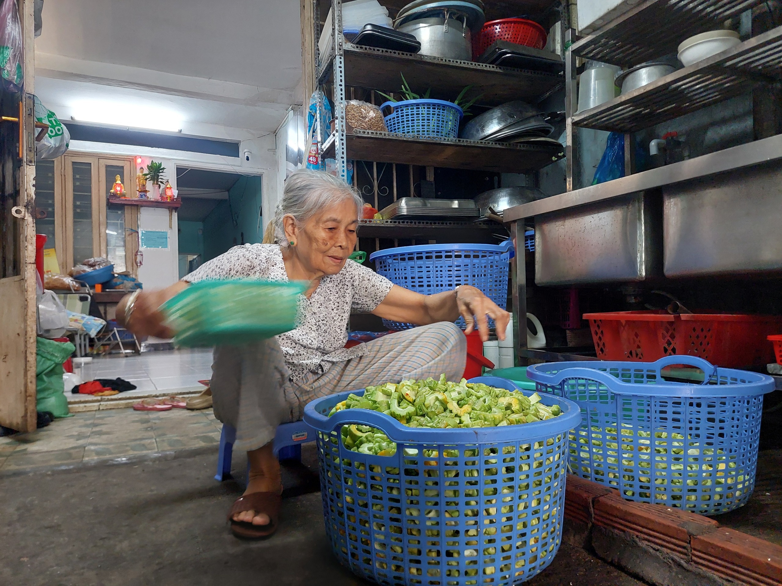 Cơm chay miễn phí của vợ chồng U.90- Ảnh 1.