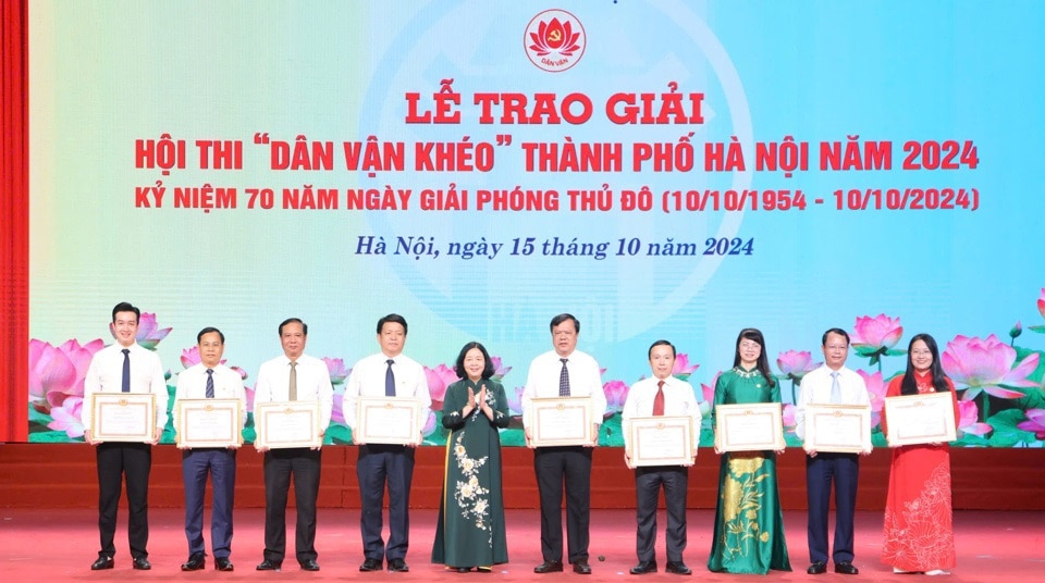 Bí thư Thành ủy Bùi Thị Minh Hoài trao Bằng khen cho các tập thể có thành tích xuất sắc trong tổ chức Hội thi