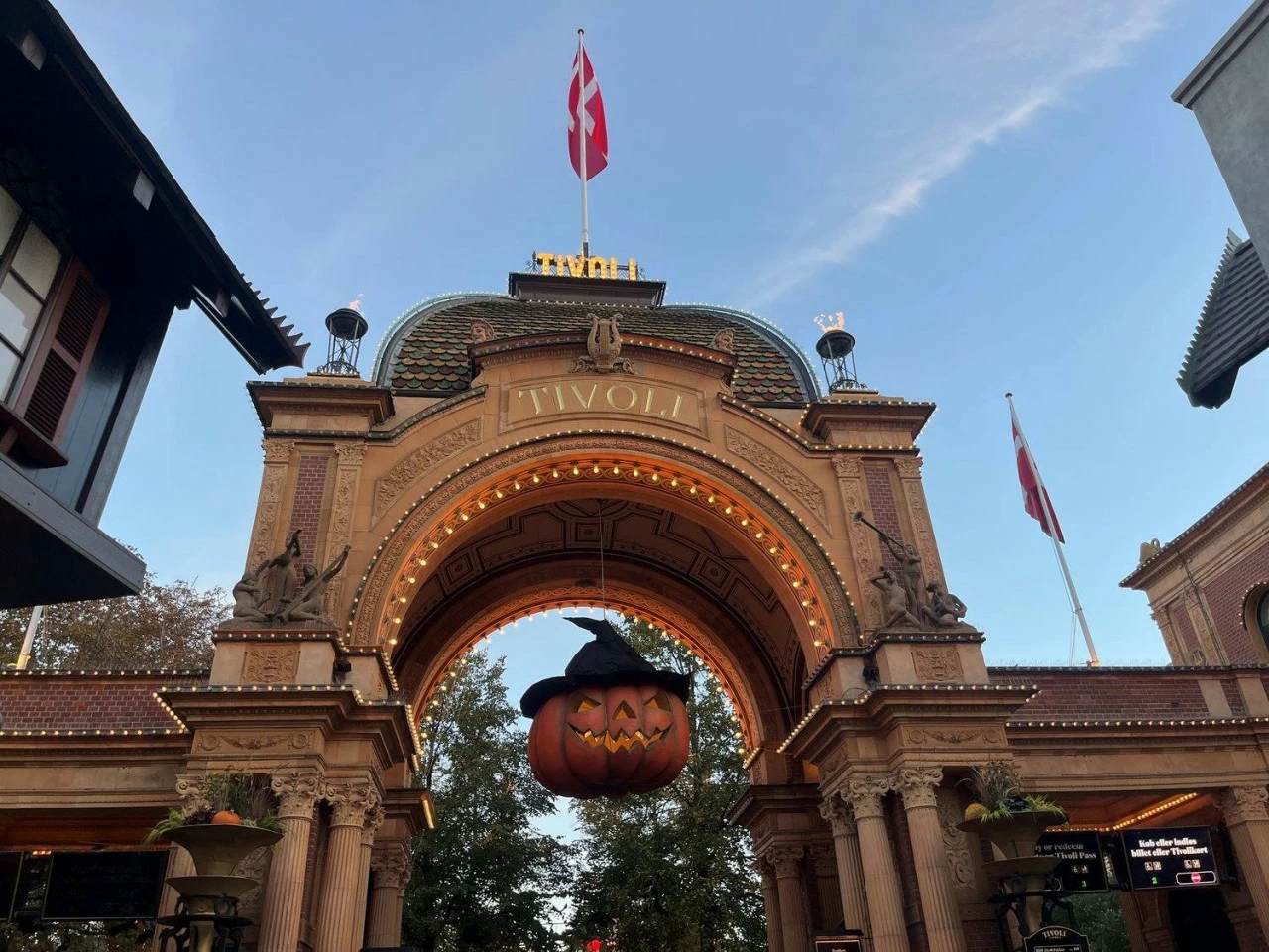 Le parc Tivoli se transforme et accueille Halloween magique - Vietnam.vn