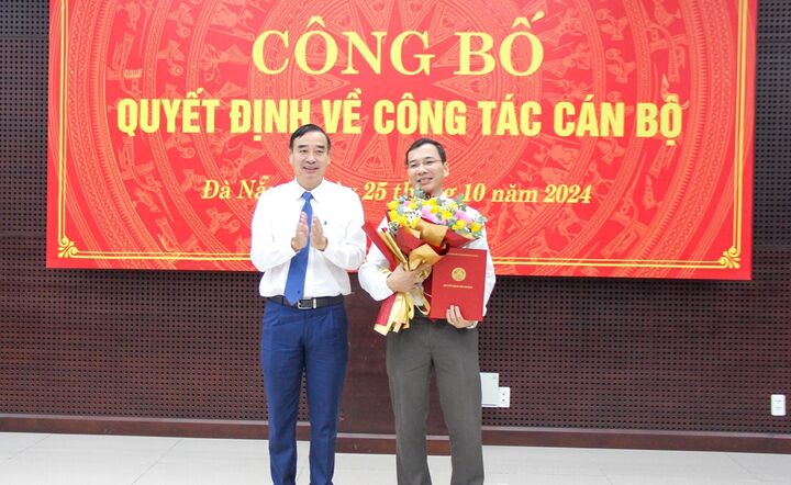 Ông Lê Trung Chinh, Chủ tịch UBND TP Đà Nẵng (trái) trao quyết định bổ nhiệm ông Nguyễn Hữu Lợi giữ chức Giám đốc Sở Nội vụ kiêm Chủ tịch UBND huyện Hoàng Sa.