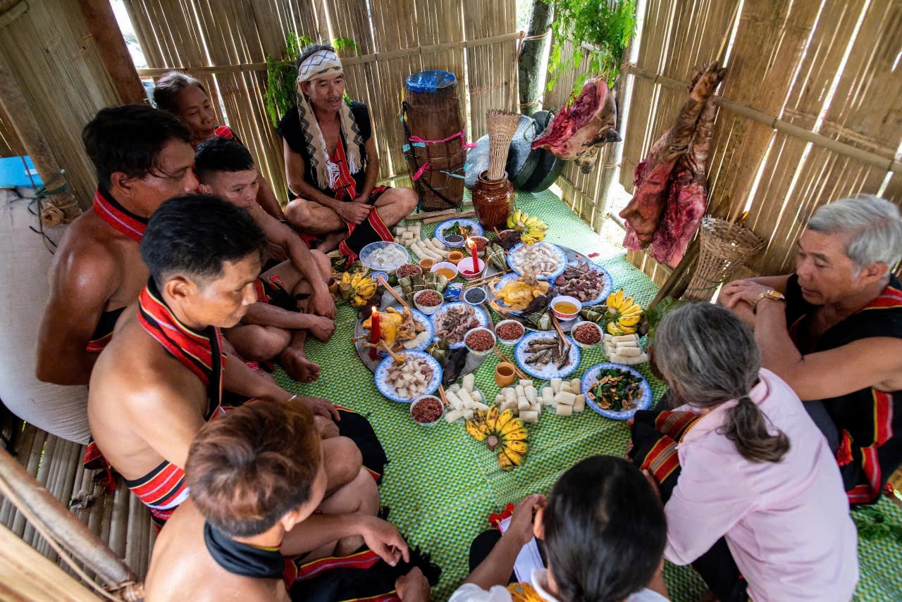 Đặc sắc lễ hội mừng lúa mới của nông dân Ca Dong ở Quảng Nam cầu cho mùa màng bội thu, ấm no hạnh phúc - Ảnh 1.