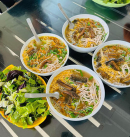 ແກງໜໍ່ໄມ້ອີ້ Ta Thu Hien.jpg