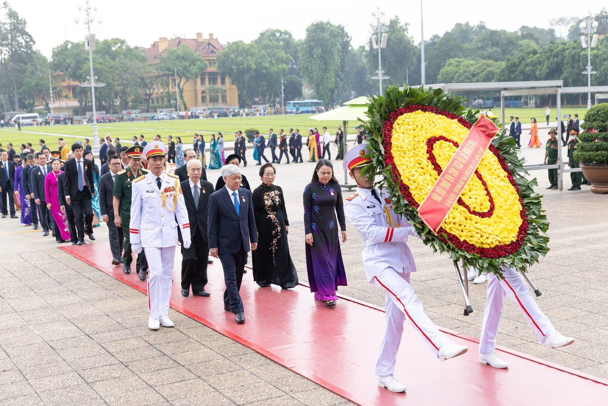 Đại biểu dự Đại hội Mặt trận Tổ quốc vào Lăng viếng Chủ tịch Hồ Chí Minh- Ảnh 1.